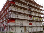 Lešenie a čerstvo nanesená fasádna farba